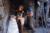 Köyde ekmek yapan kadınlar
