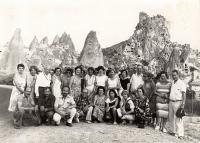 Uçhisar Kalesinde bir Fransız turist grubu ile birlikte, 1982