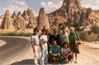 Uçhisar Kalesinin önünde turistlerle birlikte